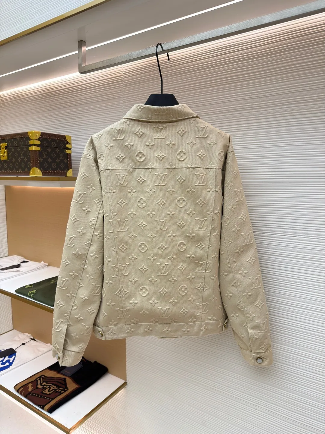 LOUIS VUITTON fully embossed denim jacket ●Original version: Purchased and developed at 28699 ●Item number: 1680986-C65 ●Fabric: Denim denim fabric ●Technology: embossed embossing ●Version: fitted version ●Weight: about 1270 grams ●Size: S-M-L-XL ●Description: Made of customized denim fabric, monogram three-dimensional embossing all over, classic brand logo pattern on the front and back, brown brand embossed leather tag on the back waist, white engraved beaded buttons, and white beaded nails on the pockets. It can be matched with tops of the same season to create a fashionable look. Customized accessories, complete with three labels, same style for men and women!